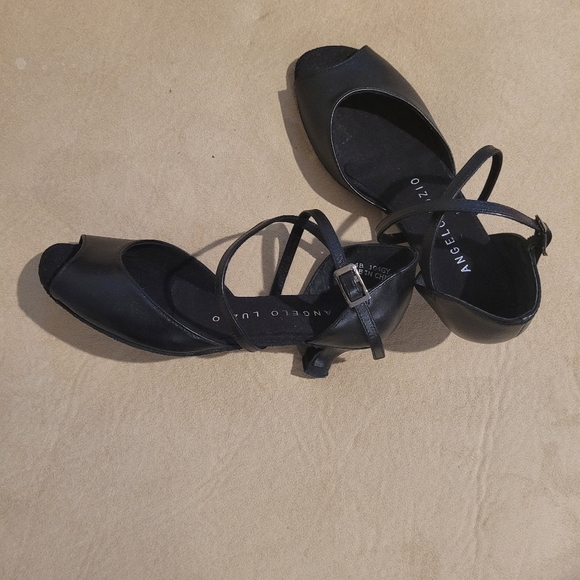 Ballroom dance Soes - Picture 1 of 3